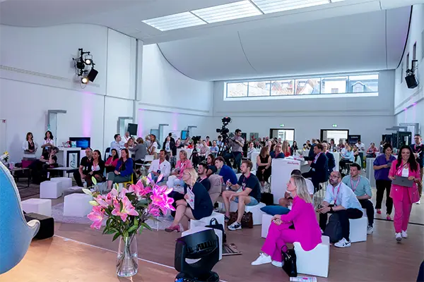 Moderne Gestaltung des großen Saals