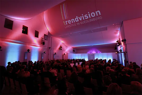 Großer Saal mit Bühne