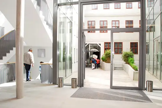 Eingang zur Konferenzlocation | Bild: Radecke